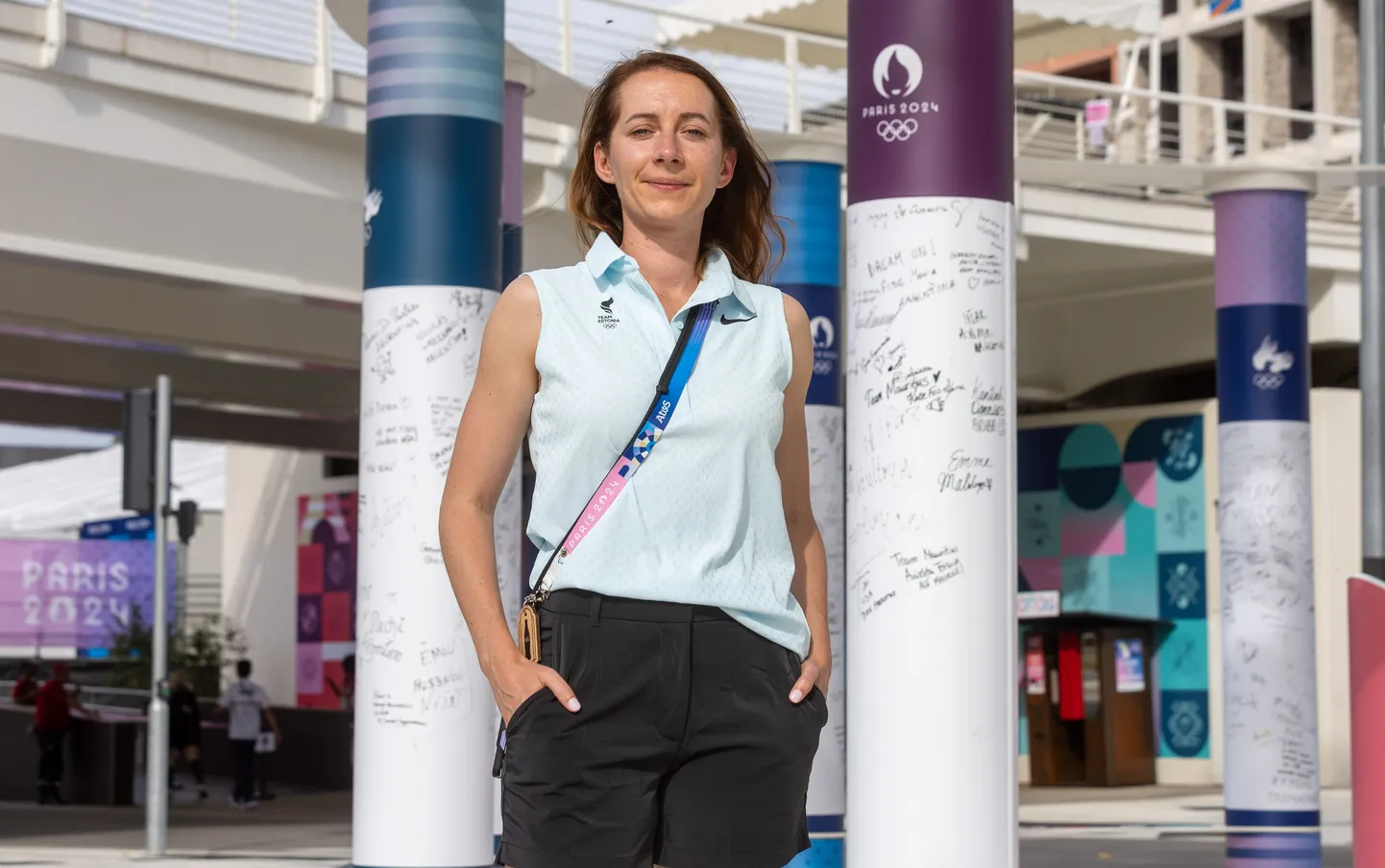 Spordipsühholoog Snežana Stoljarova seismas olümpiaküla rahu seina ees.