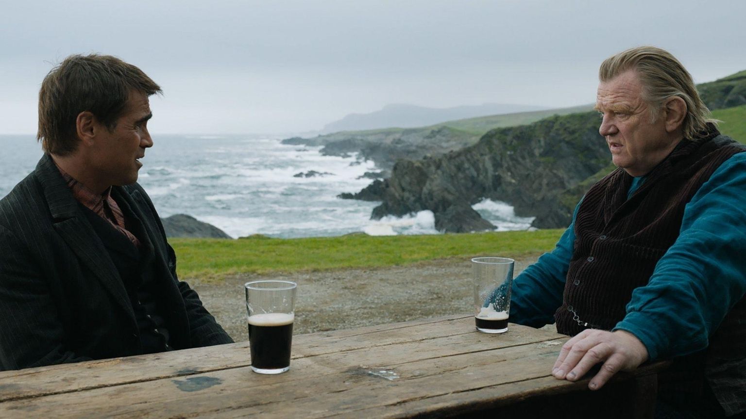 Colin Farrell ja Brendan Gleeson filmis “Inisherini hinged”.