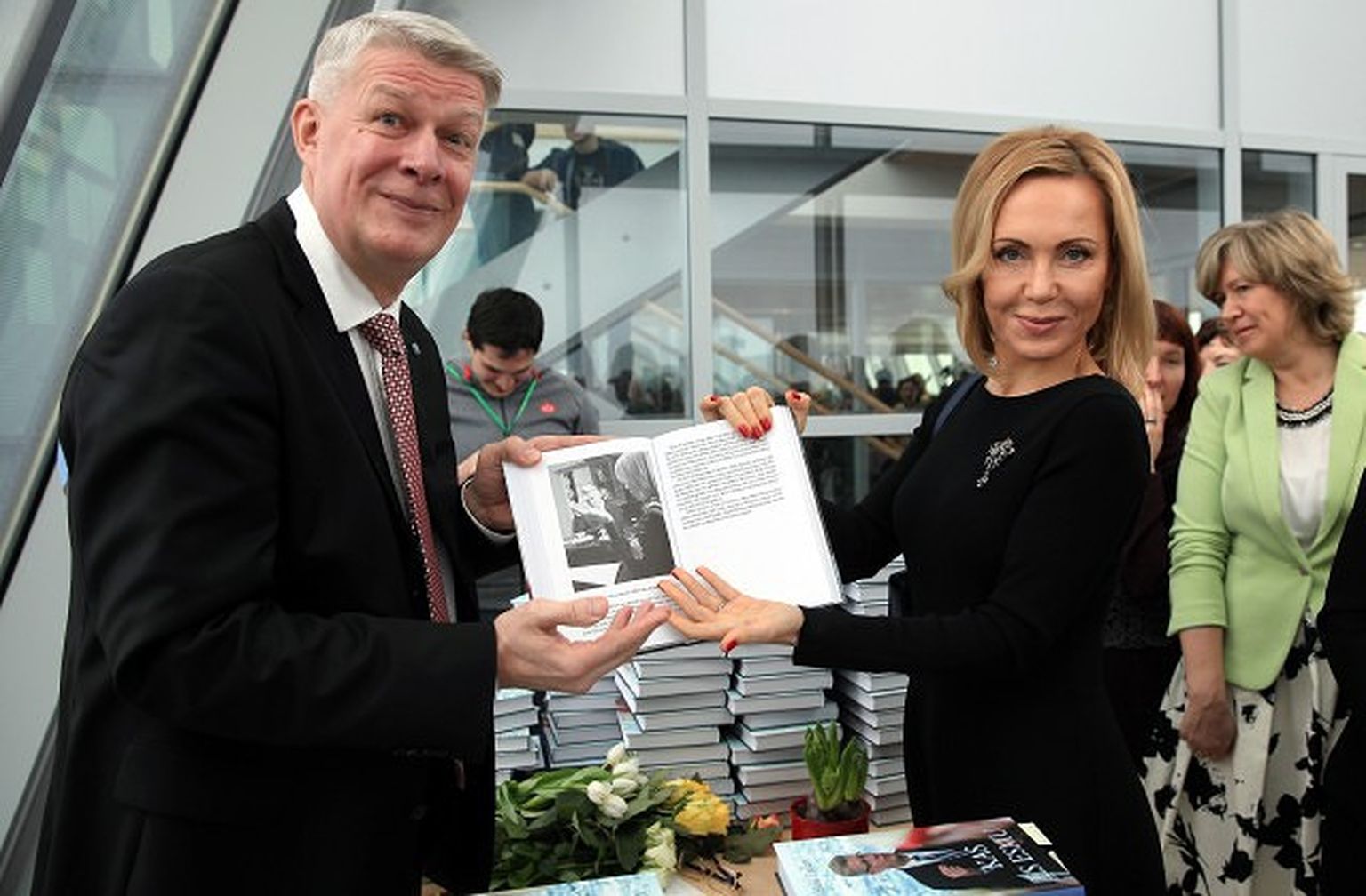 Eksprezidents Valdis Zatlers un politiķe Sandra Sondore Kukule grāmatas "Kas es esmu" atvēršanas svētkos Latvijas Nacionālajā bibliotēkā