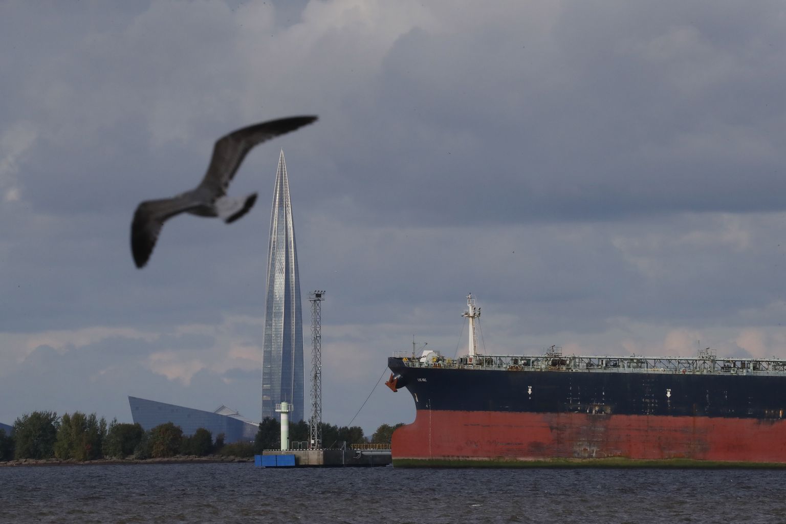 Naftatanker Peterburi sadamas, taamal paistab Gazpromi Peterburi esinduse kõrghoone.