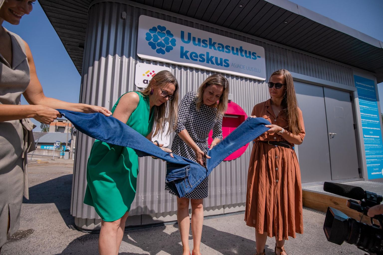 Käärid haarasid uuskasutuskeskuse tegevjuht Diana Paakspuu ja Pärnu Keskuse tegevjuht Margit Juhansoo.