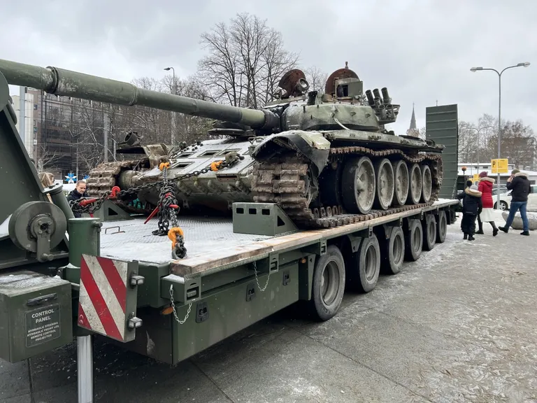 Подбитый российский танк Т-72 на площади Вабадузе в центре Таллинна.