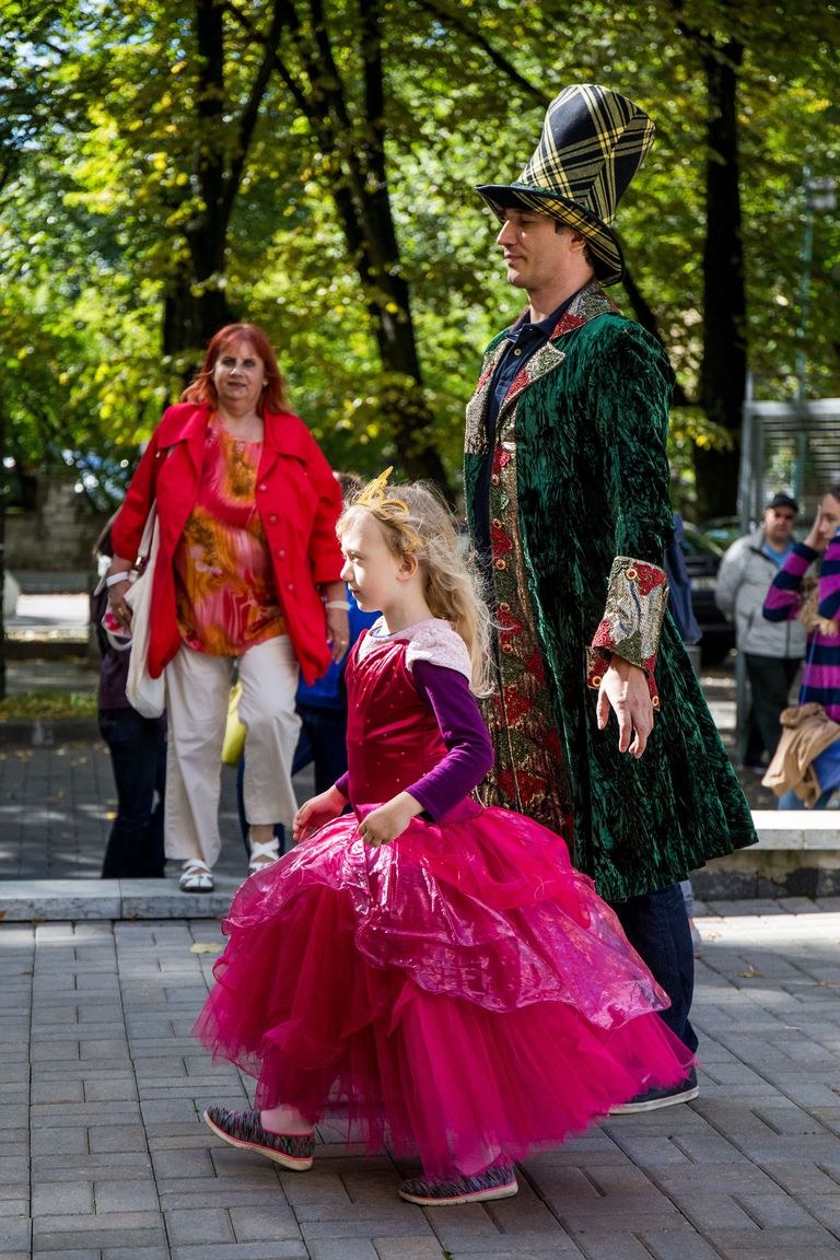 Ах, как славно, должно быть, прогуляться в платье принцессы с короной на голове в сопровождении героя из любимого мюзикла!
