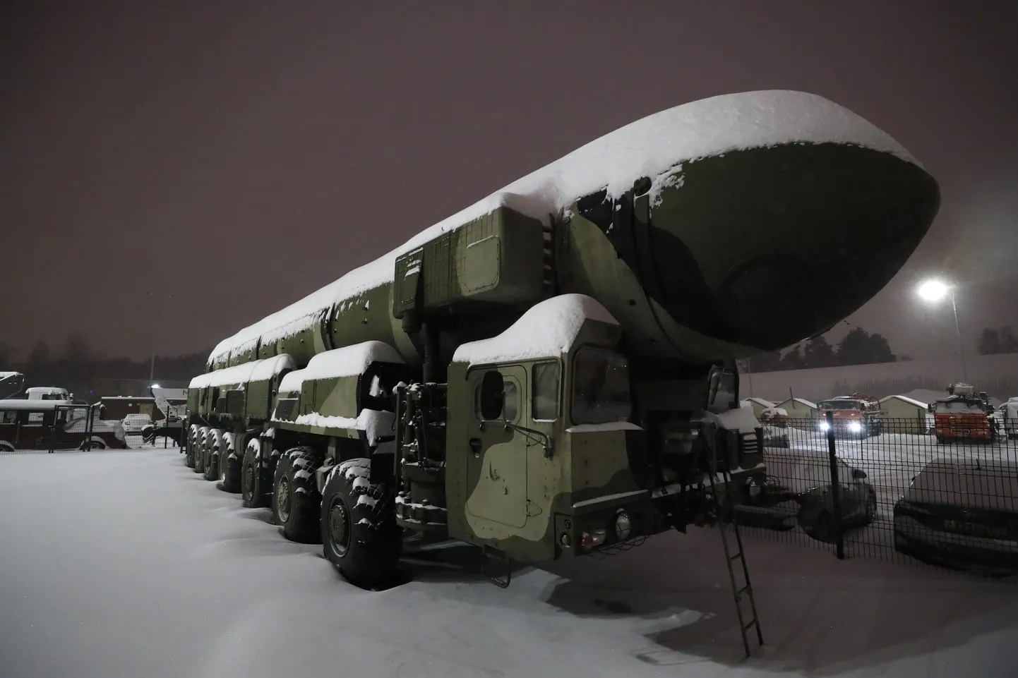 Venemaa strateegiline ballistiline rakett Topol stardisõidukiga Moskvas rahvamajanduse saavutuste näitusel 16. jaanuaril 2021.