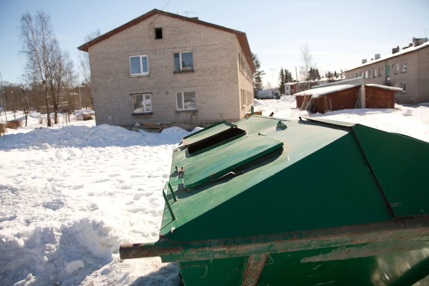 Siit prügikonteinerist leiti väidetavalt kirves, nuga ja ämber tuhaga.