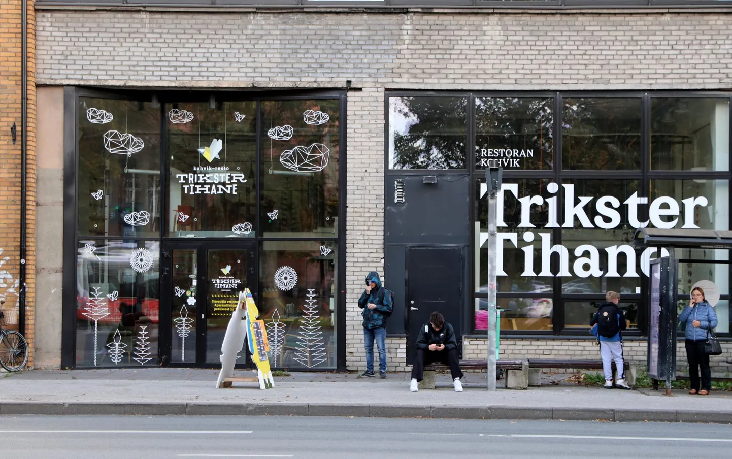 Trikster Tihase kleebised olid eile veel Aparaaditehase akendel, kuid kohvik-restoran seal enam ei tegutse ning inventar kolitakse ruumidest välja lähipäevil.