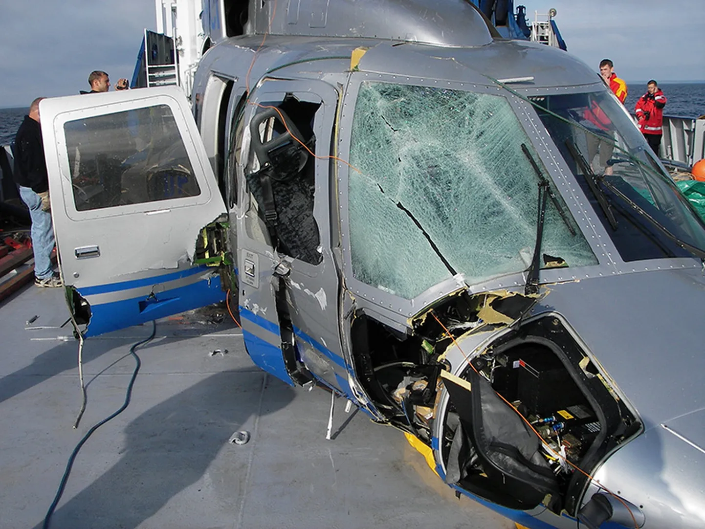 OHT TAEVAST: Kuressaare linnavalitsuse kehtestatud planeeringus ei ole lennuliiklust ega ohutust sõnagagi mainitud. Fotol Copterline'i kopteri vrakk pärast ülestõstmist. Foto: Toomas Kasemaa