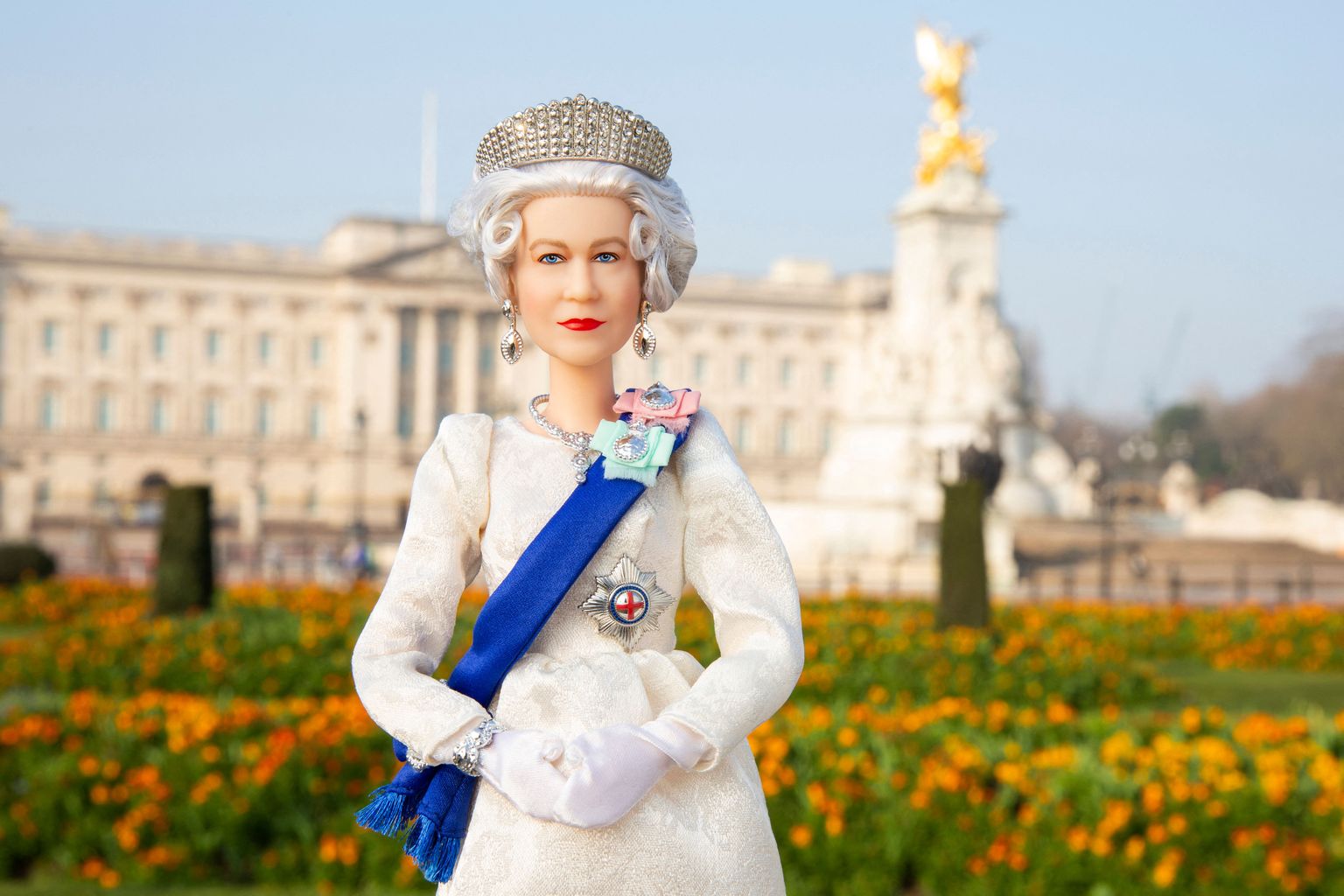 Elizabeth II auks valmistatud Barbie-nukk.
