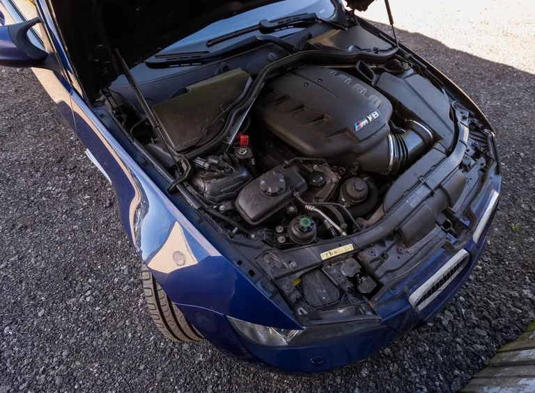 Pildil oleva baasmudeli S65b40 arendab 420 hj. Selle najal ehitati ka mõned eriseeria autod, nagu näiteks 4,4-liitrise mootoriga (450 hj) M3 GTS (E92) ja M3 CRT (E90).