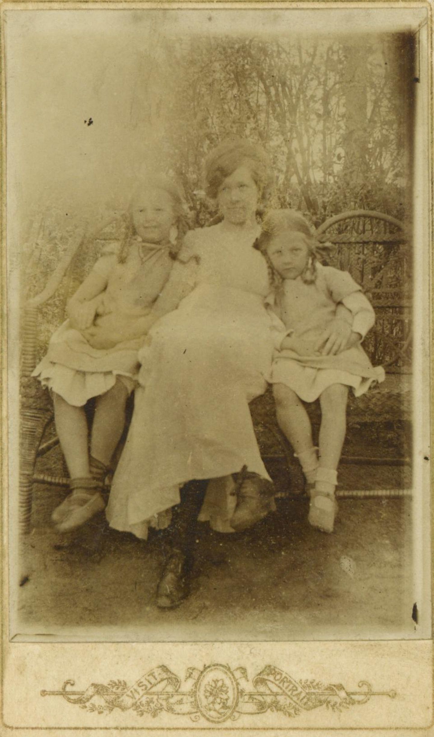Marie Under tütardega (u. 1912).