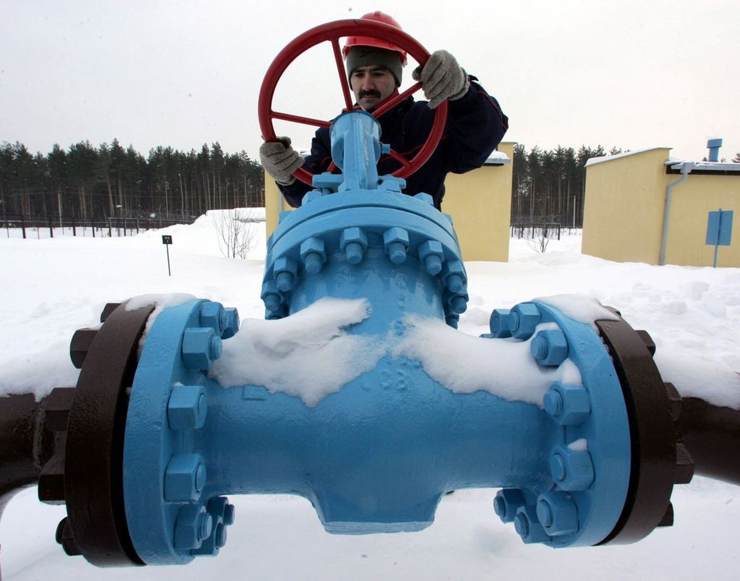 Gazpromi töötaja kontrollib gaasitoru.
