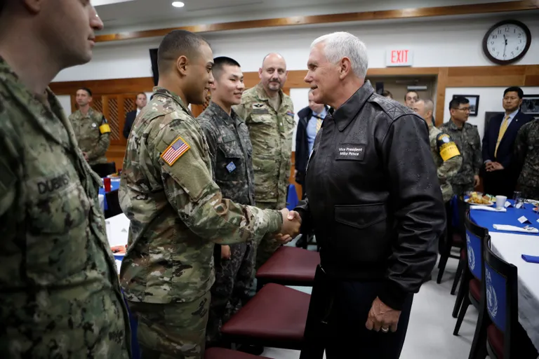 USA asepresident Mike Pence külastab kahe Korea piirialal asuvat demilitariseeritud tsooni. Pence kätlemas Camp Bonifase sõjaväebaasis olevaid USA sõdureid