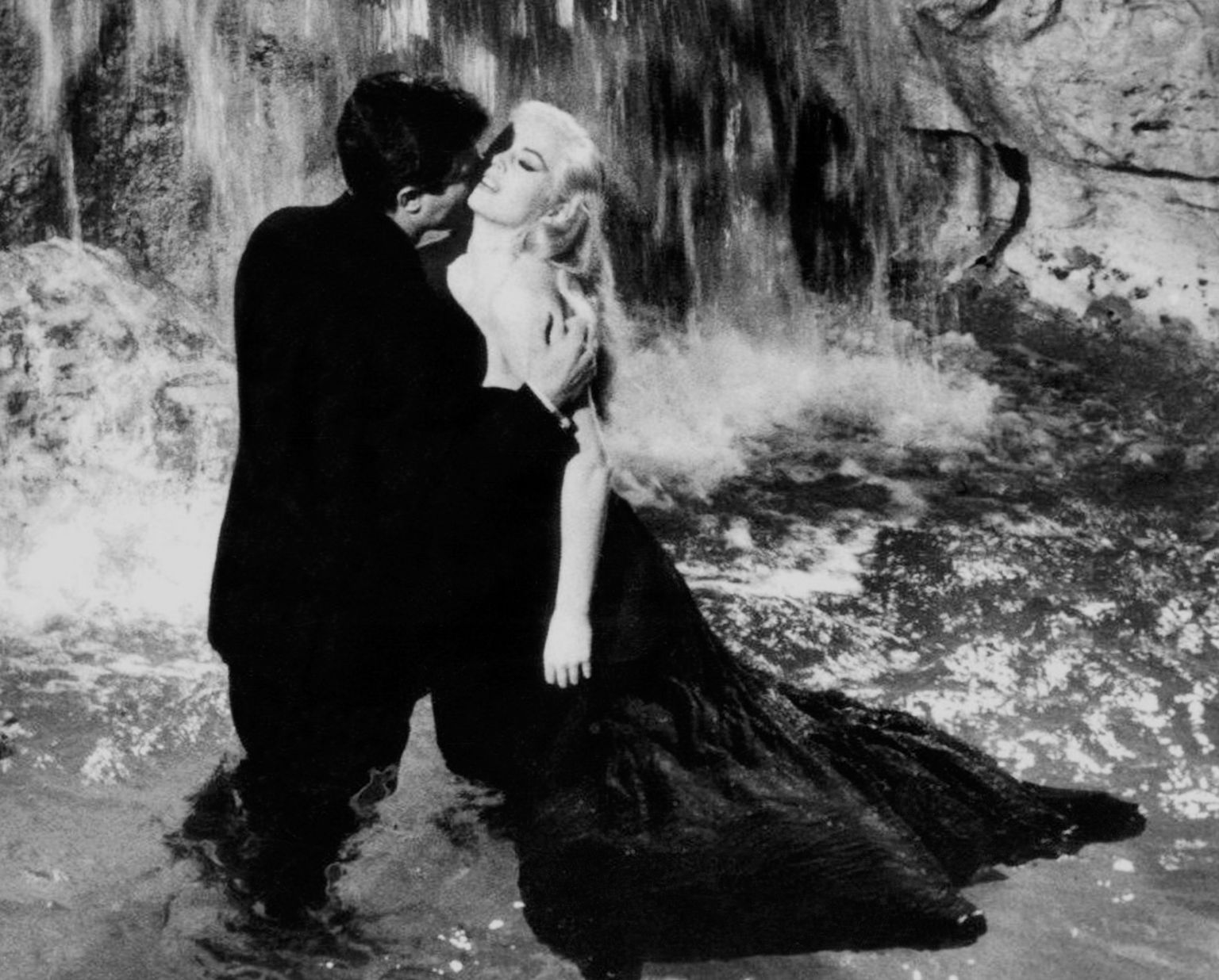 Marcello Mastroianni ja Anita Ekberg Trevi purskkaevus 1960. aasta filmis «La Dolce Vita»