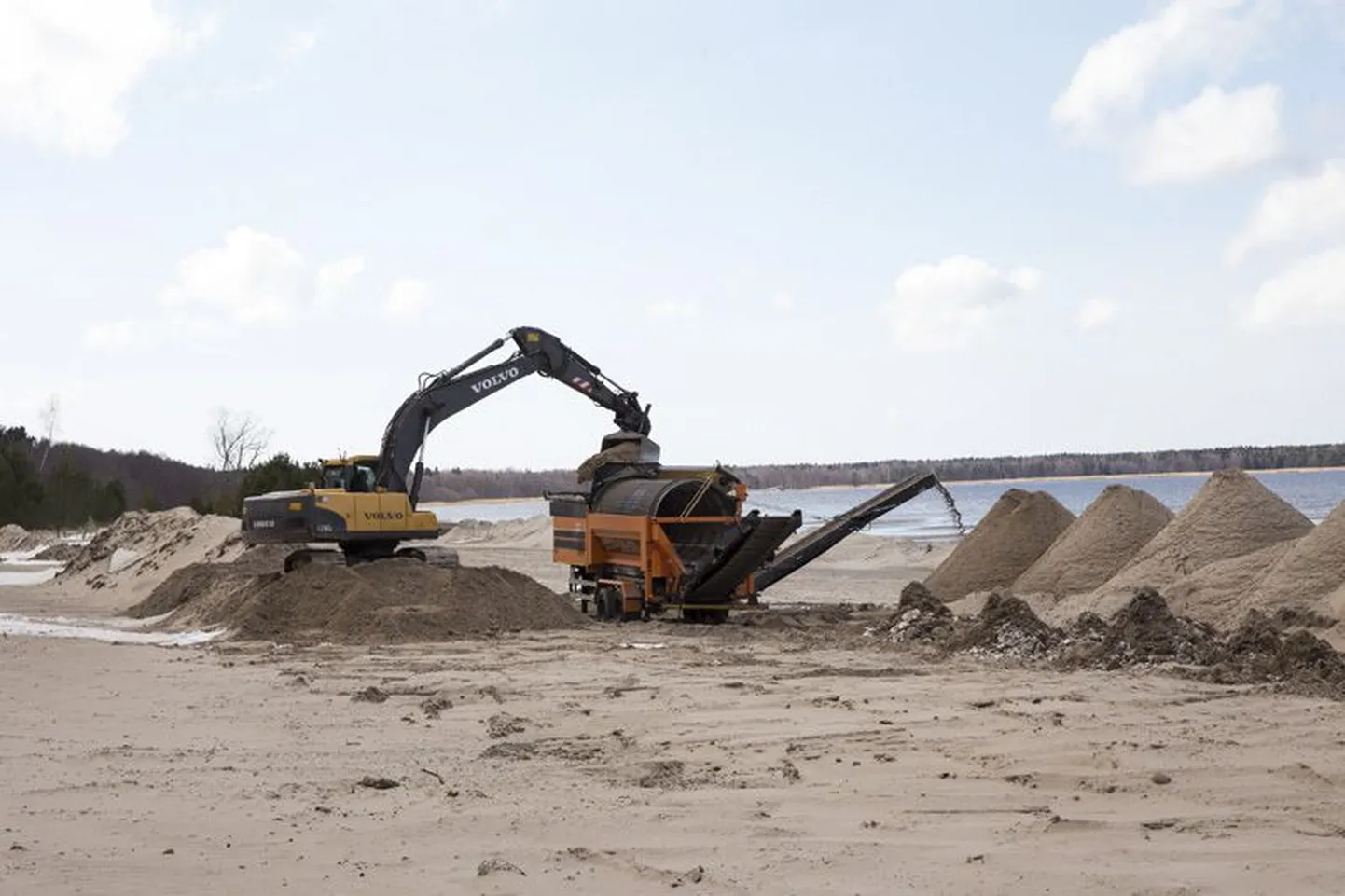 Võsu randa veepiirile on mõneks ajaks ­kerkinud oma Giza “püramiidid”.