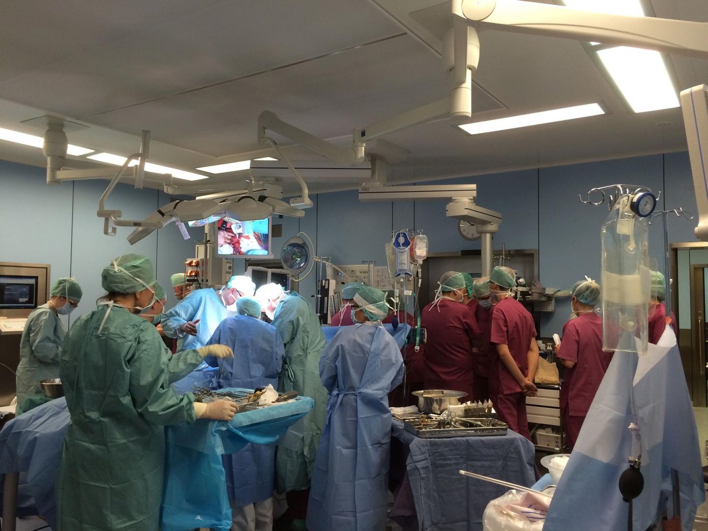 Multidoonoroperatsioon, kus valgusvihus tegutsevad rindkerekirurgid. Teiste hulgas on neerusiirdaja Aleksander Lõhmus.