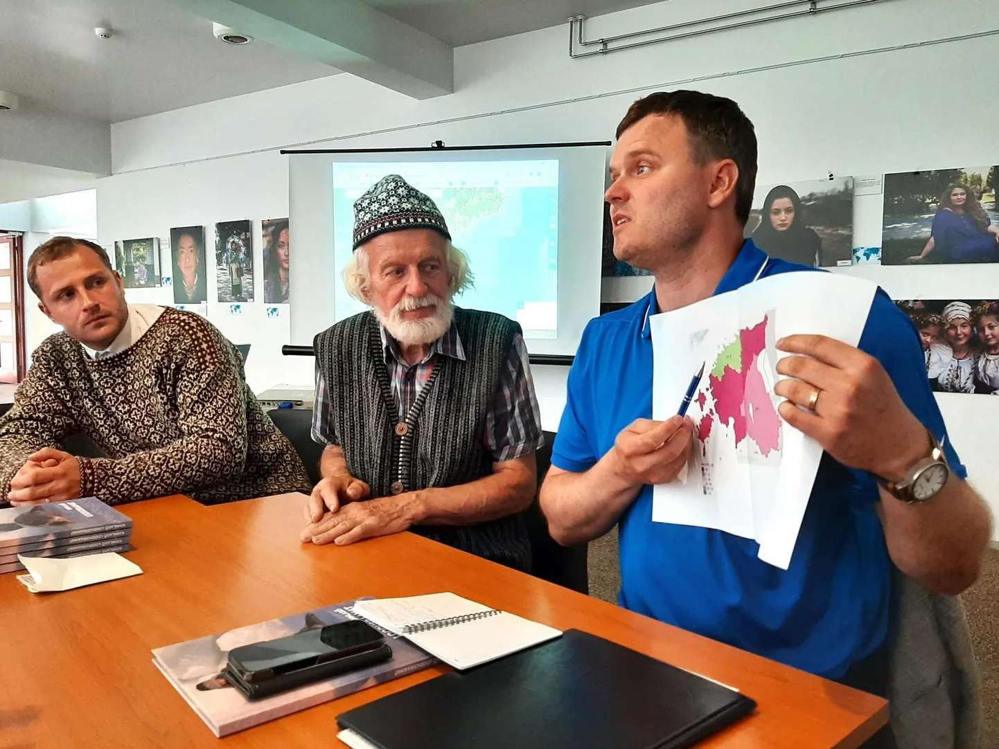 Kihnu rahvamajas näitas regionaalminister Madis Kallas kõnekat kaarti rikkuse jaotumise kohta Eestis, tema kõrval on arutelu juhtinud Mark Soosaar ja Kihnu vallavanem Egon Vohu trois.