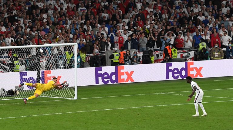 Itaalia väravavaht Gianluigi Donnarumma tõrjumas inglase Bukayo Saka penaltit EMi finaalmängus, kus Itaalia alistas Inglismaa penaltitega 3:2