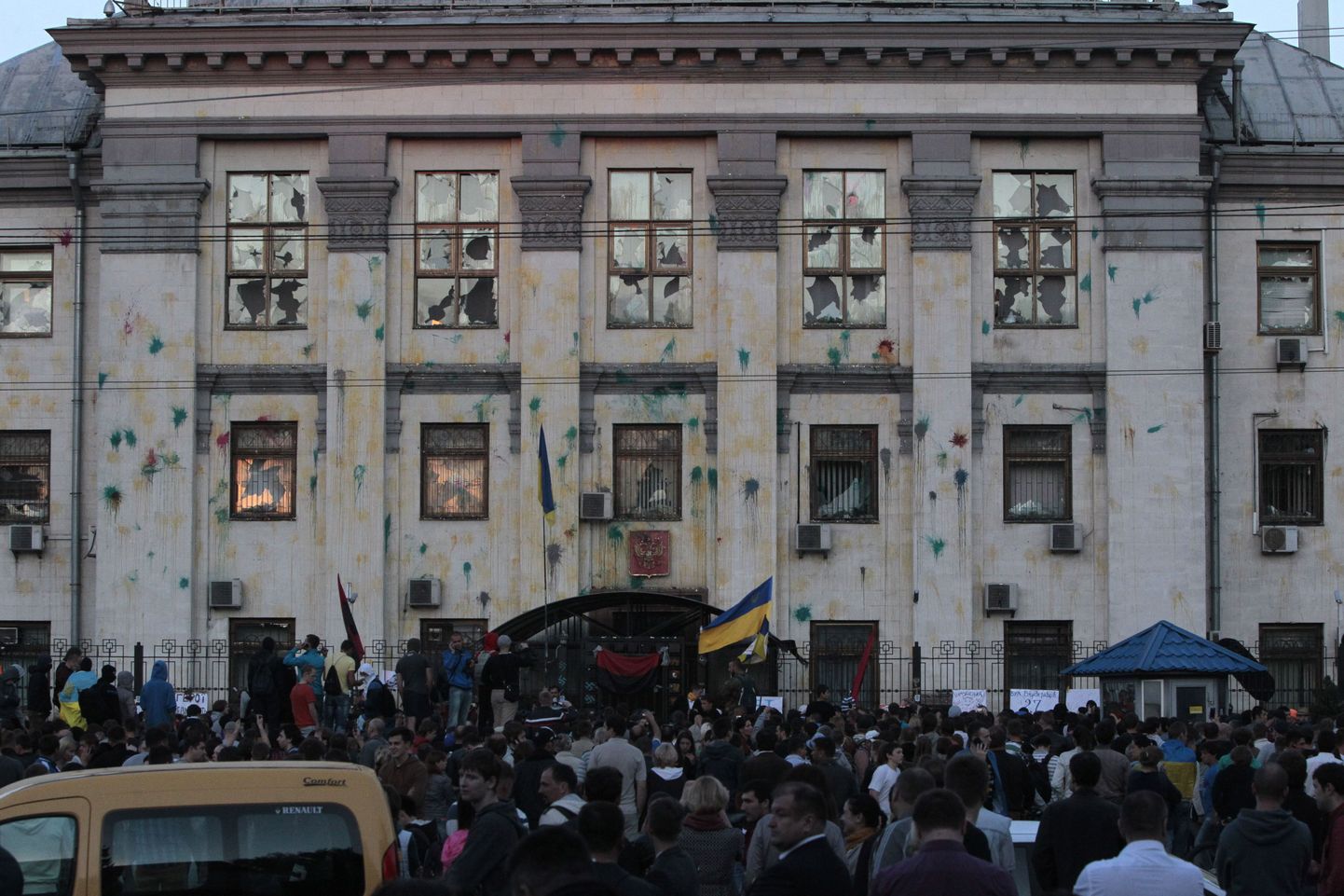 Meeleavaldajad Vene saatkonna ees Kiievis