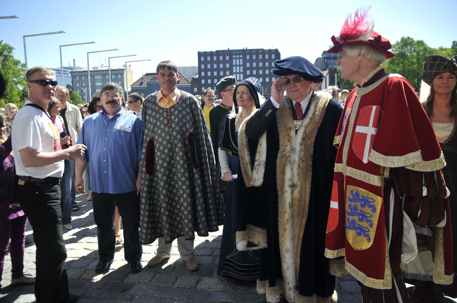 В Таллинне знаток был замечен и на Днях Старого города в компании мэра Эдгара Сависаара и его советника Юри Куускемаа.