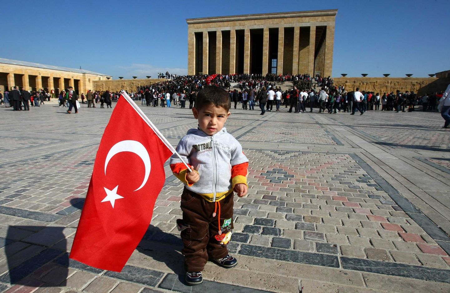 Väike türklane Kemal Atatürgi mausoleumi ees.