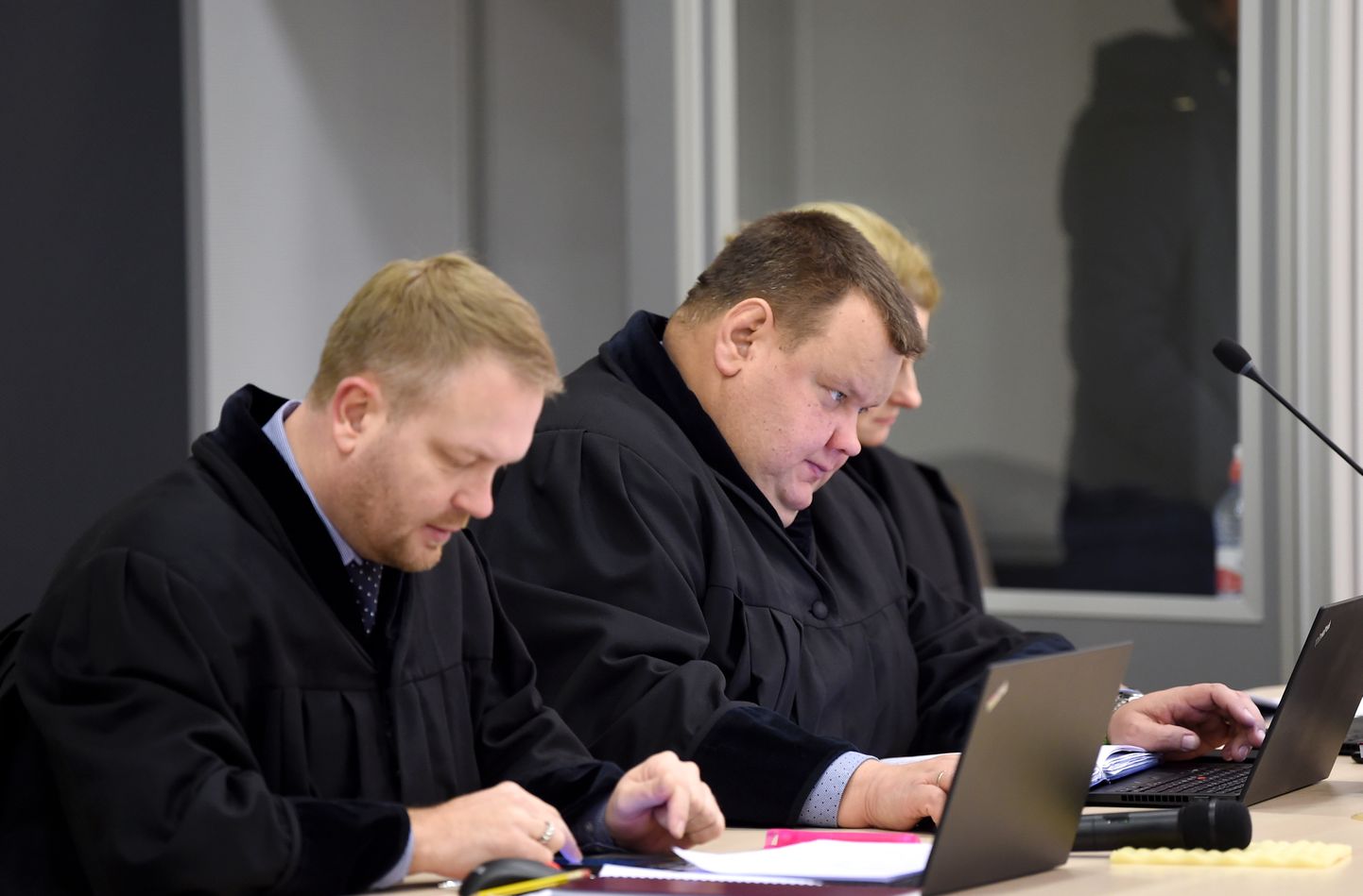 Rīgas tiesu apgabala prokuratūras prokurori Agris Skradailis (no kreisās) un Kaspars Cakuls pirms Rīgas pilsētas Pārdaugavas tiesas sēdes, kur turpina skatīt Zolitūdes traģēdijas krimināllietu.