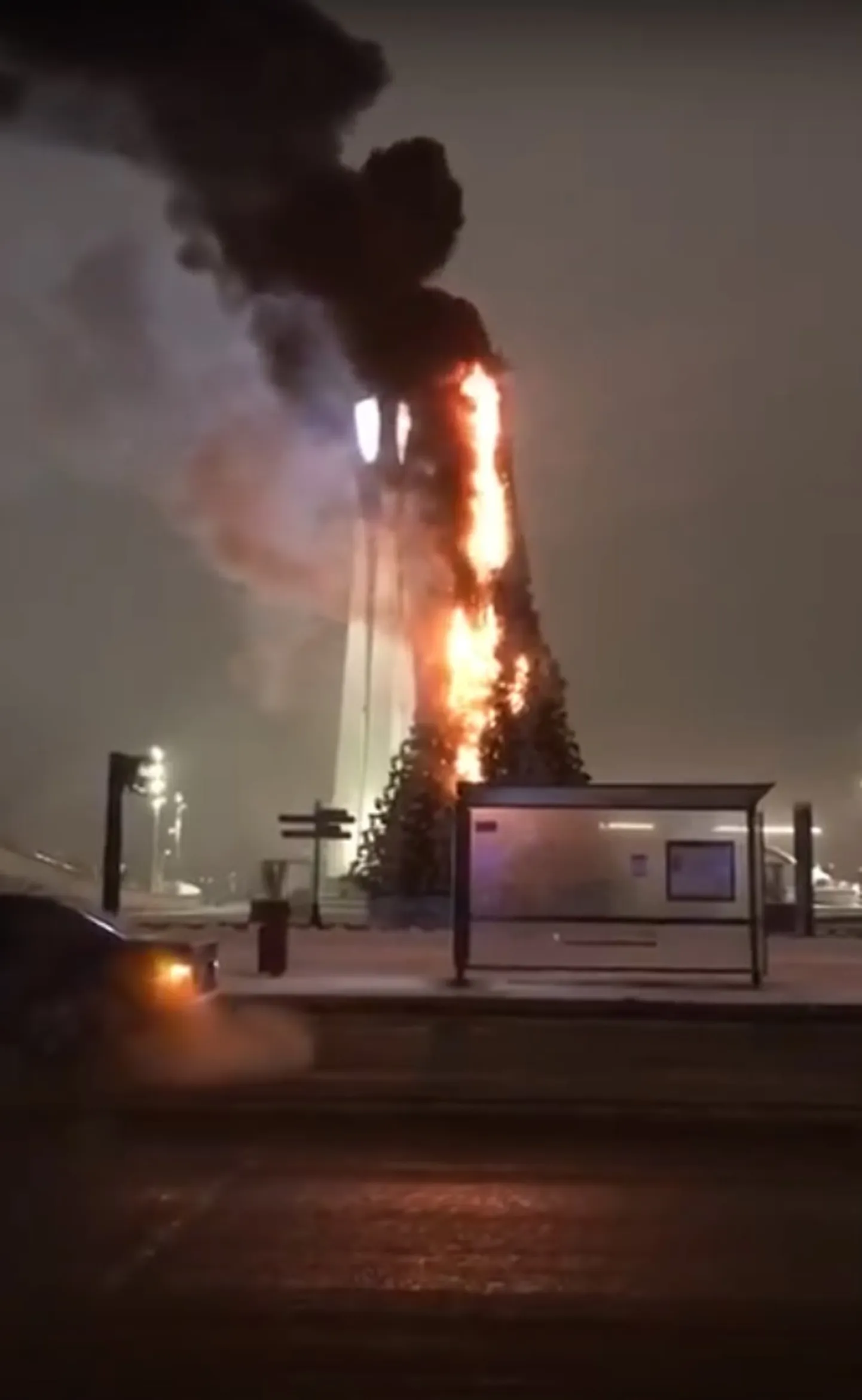 В Астане сгорела главная новогодняя елка.