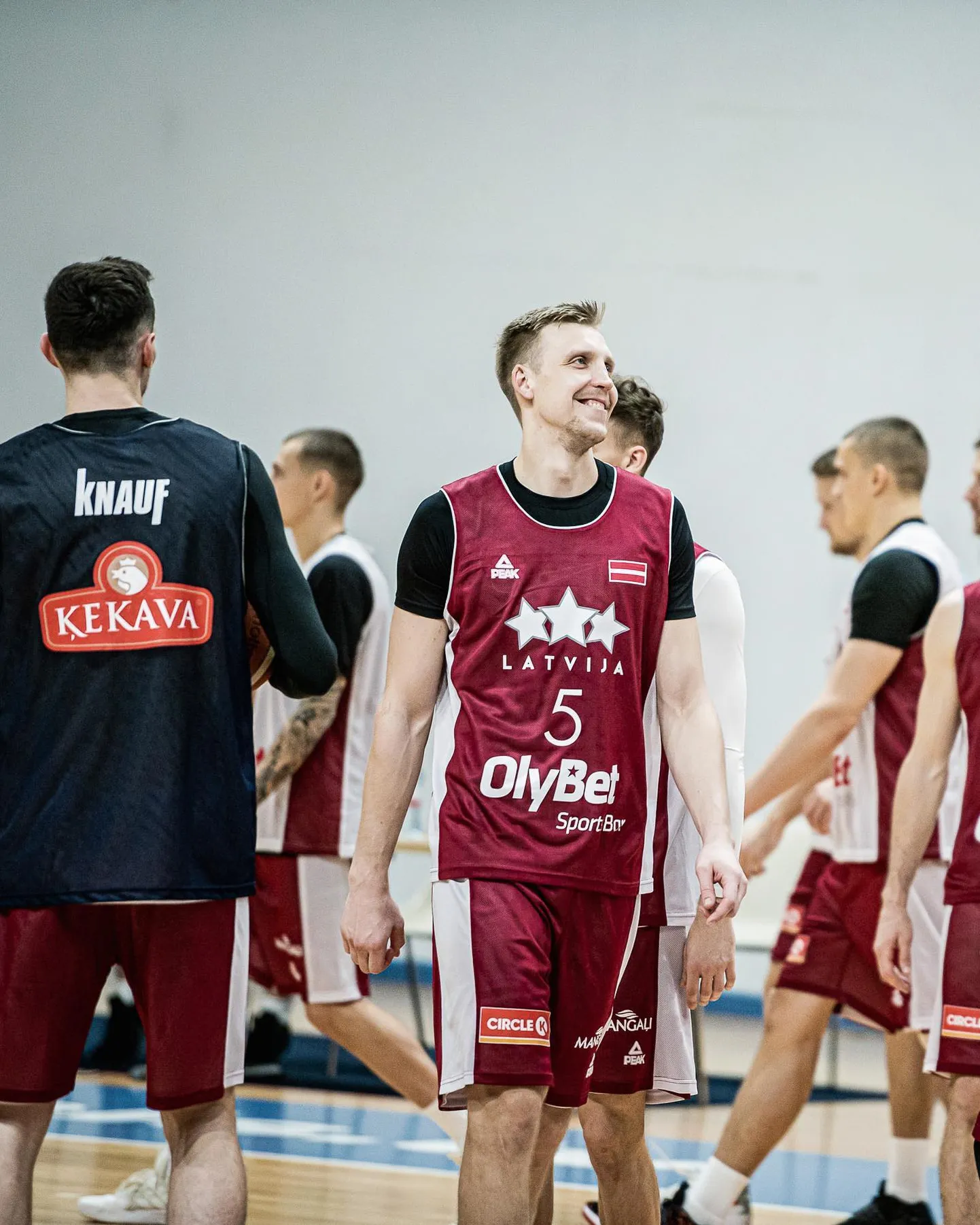 Mareks Mejeris (centrā).