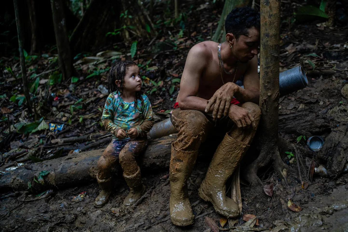 See foto dokumenteerib migrantide ohtlikke teekondi läbi Dariéni kuru – 100 km pikkuse džunglilõigu, mis ühendab Colombiat ja Panamat. Need, kes suudavad Dariéni läbida, seisavad silmitsi uue ja sama keerulise teekonnaga läbi Kesk-Ameerika ja Mehhiko USA poole. Luis Miguel Arias (28) puhkab koos oma tütre Melissaga (4), poolel teel mäkke. Nad on pärit Venezuelast ja kuuluvad üle 250 000 migrandi hulka, kes 2022. aastal Dariéni kuru ületasid. Dariéni kuru, 23. september 2022.