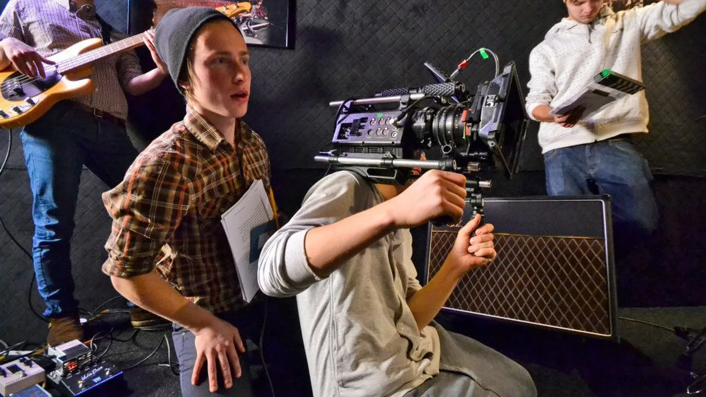 Slippery Slope filmis singlile «Circle» energilise muusikavideo.