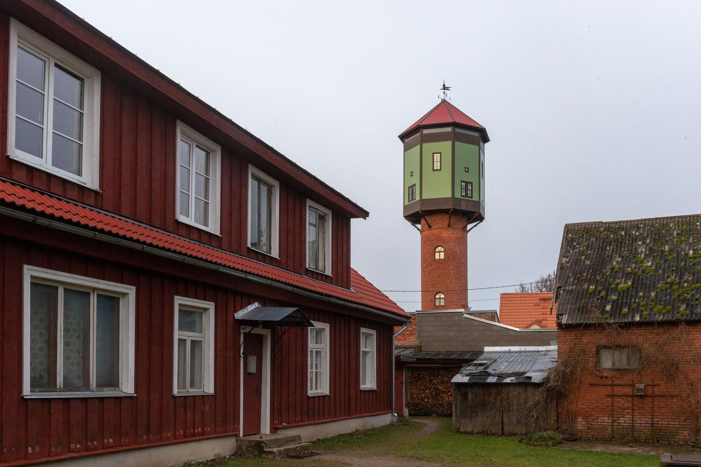 Kunstiakadeemia tudengid uurivad Viljandi vanalinnas kümneid hooneid.