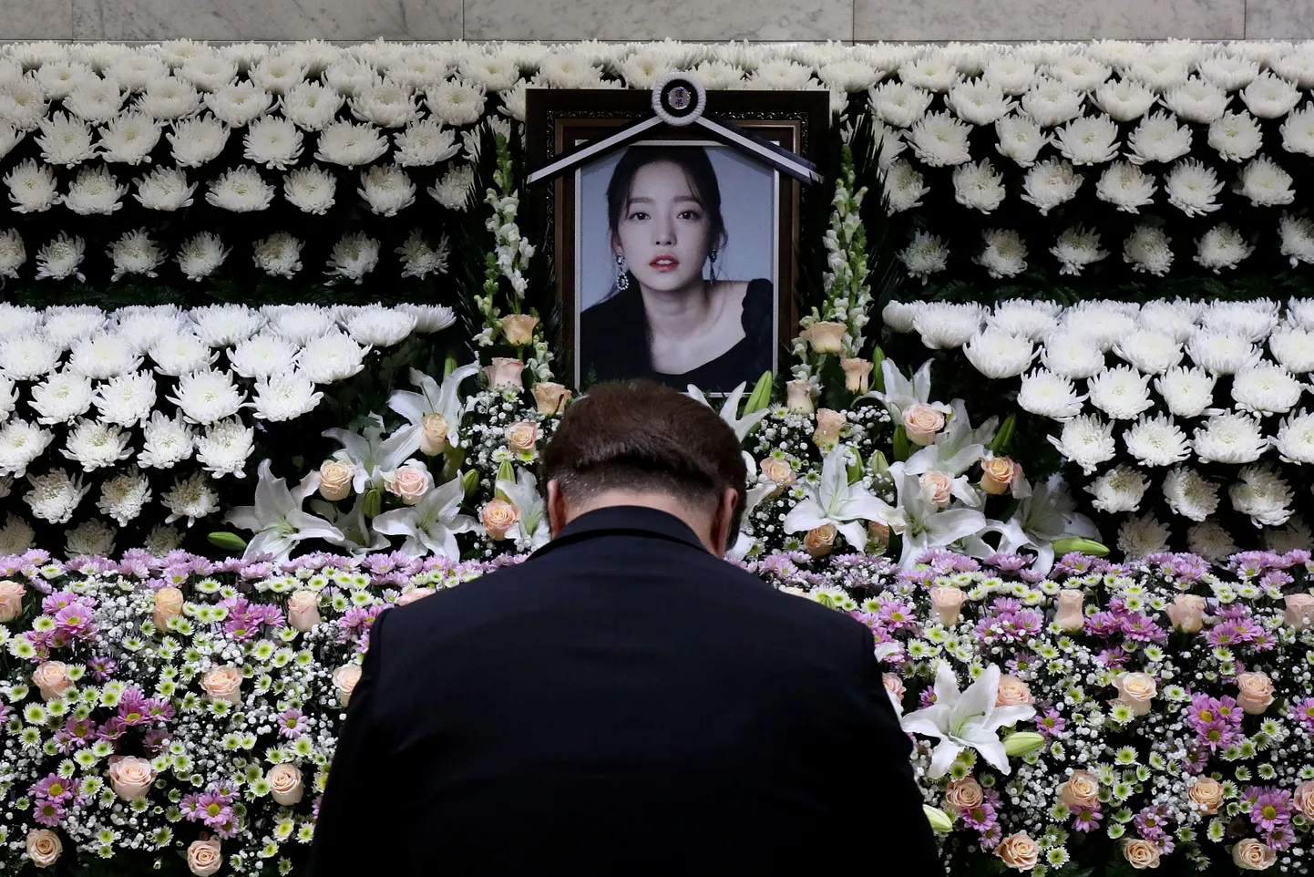 Mees leinab K-popi staari Goo Hara mälestusaltari ees Lõuna-Korea pealinnas Seoulis.