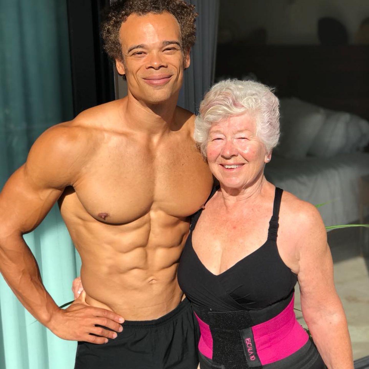 73-aastasel fitnessikuningannal (paremal) Joan MacDonaldil on sotsiaalmeedias miljoneid jälgijaid. Fotol on kandalanna koos väimehega.