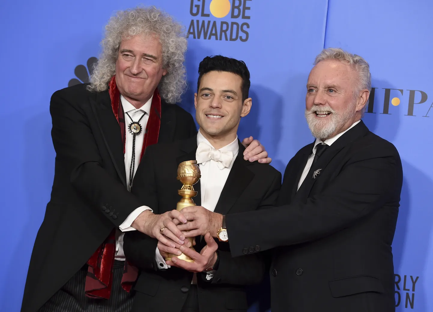 Brian May, Roger Taylor ja Rami Malek parima filmi Kuldgloobusega 76. Kuldgloobustel Beverly Hilton hotellis 6. jaanuaril 2019.