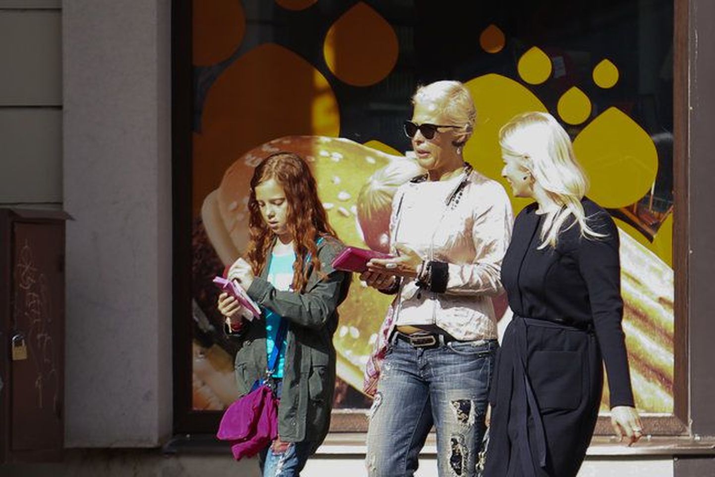 Эвелин Ильвес с дочерью Кадри гуляет по таллиннским магазинам.