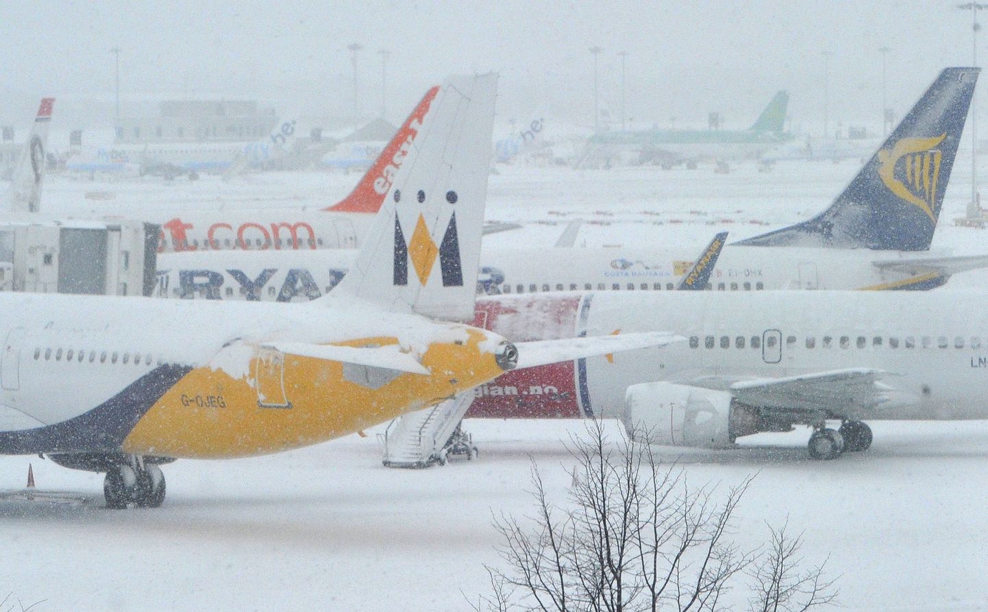 Lennukid lumisel Londoni Gatwicki lennuväljal.