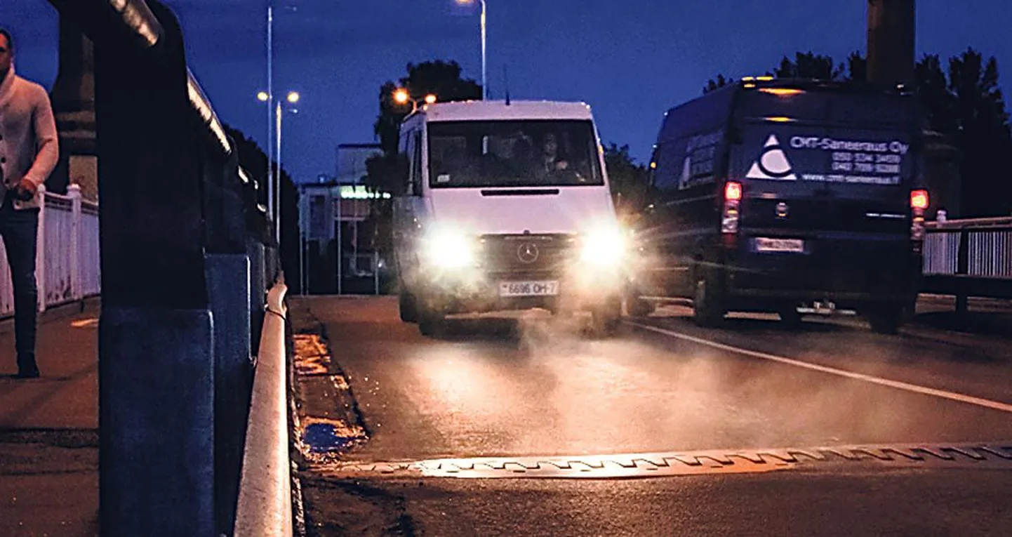 Ööl vastu pühapäeva kerkis Kesklinna silla alt auru, nagu podiseks seal suur kalaleemepada.
