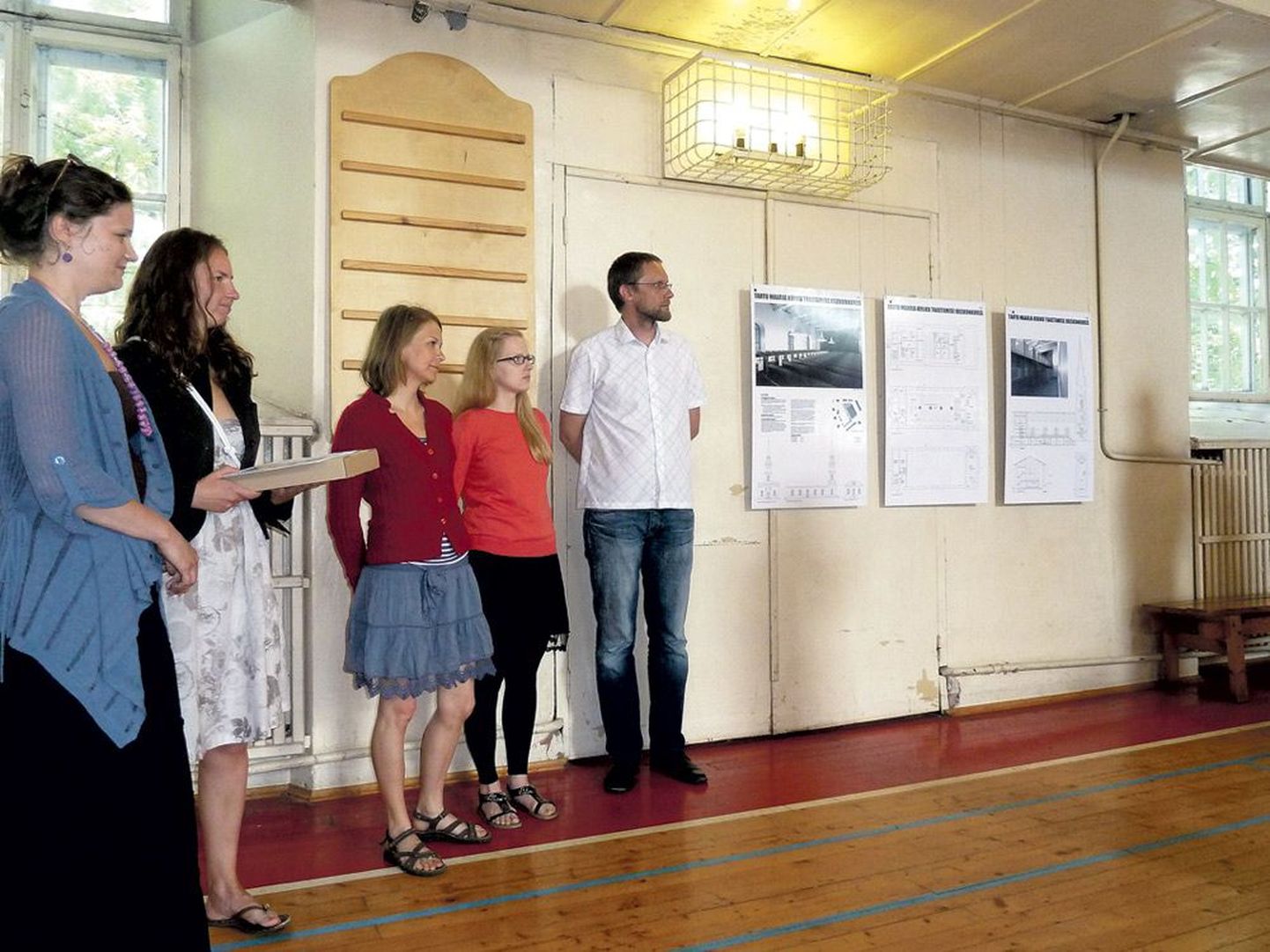 Maarja kiriku sisearhitektuurikonkursi võidu eest võtsid õnnitlusi vastu Raili Paling (vasakult), Liis Lindvere, Lea Laidra, Karis Kahr ja Raivo Kotov arhitektuuribüroost KOKO Arhitektid.