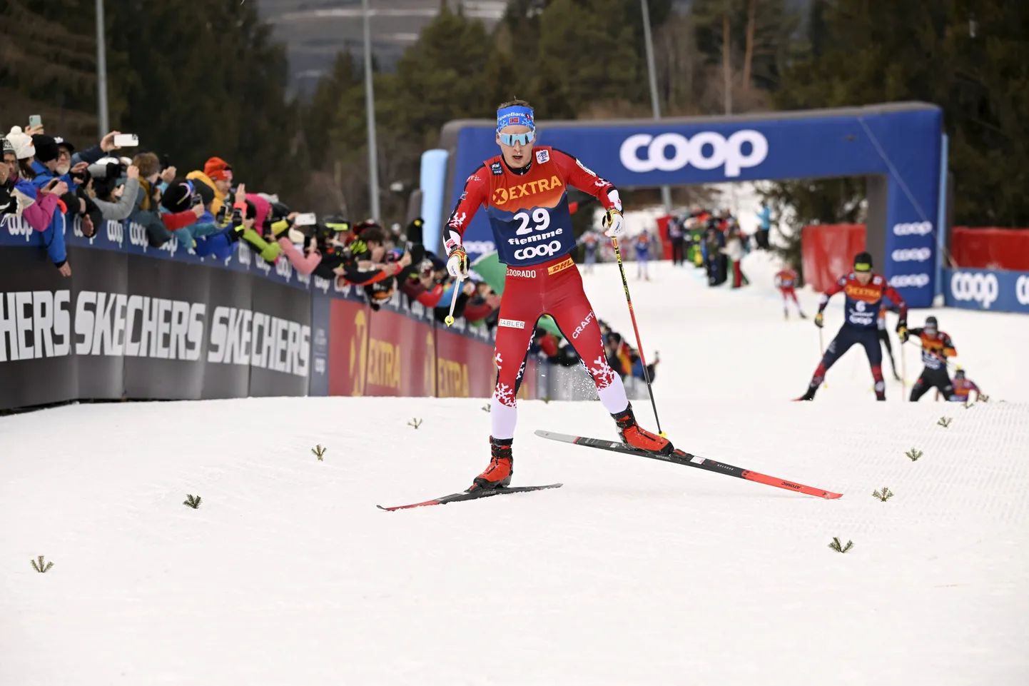 Simen Hegstad Krüger jõudis Tour de Ski viimase etapi finišisse esimesena.