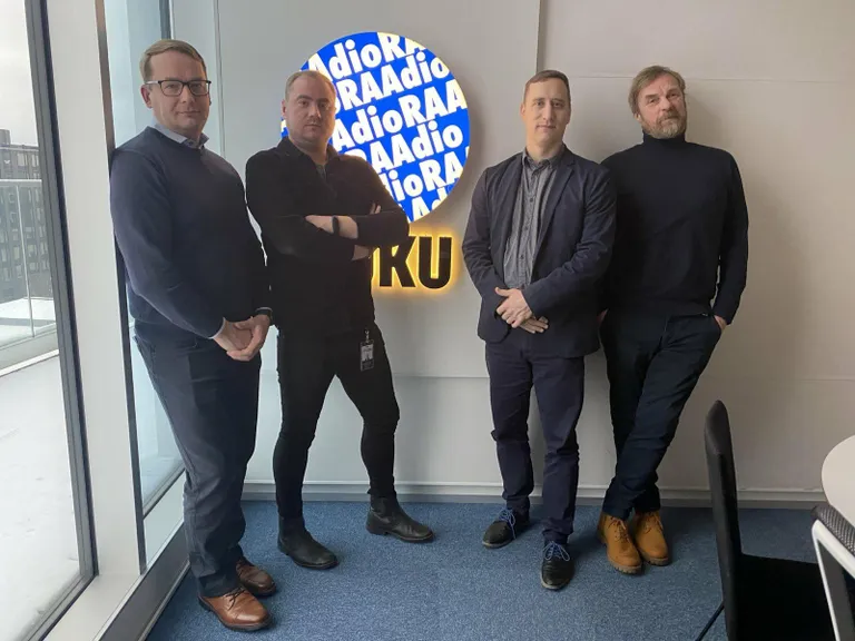 Kuku raadio "Krimiraadios" olid sel nädalal külas vanemprokurör Kaido Tuulemäe (vasakul) ja keskkriminaalpolitsei korruptsioonikuritegude büroo juht Aivar Sepp (paremalt teine). Küsimusi esitasid Karel Reisenbuk (vasakult teine) ja Raul Ranne.