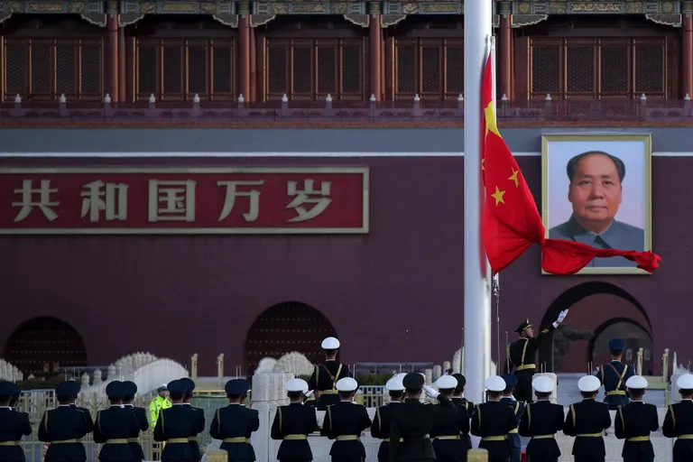 A Chinese honor guard opens the Chinese national flag in front of the portrait of Chinese leader Mao Zedong during the daily flag raising ceremony at Tiananmen Square on the eve of the closing session of China's National People's Congress (NPC) in Beijing, Friday, March 15, 2019. (AP Photo/Andy Wong) FOTO: Andy Wong/Ap