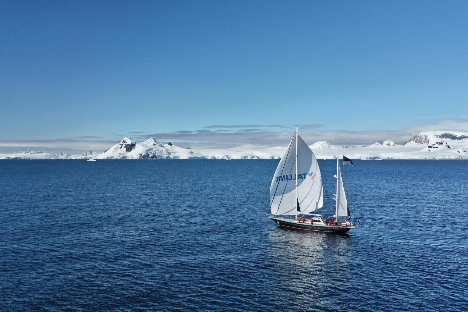 Ekspeditsioonijaht Admiral Bellingshausen Antarktika ekspeditsioonil. Ekspeditsiooni juhi Tiit Pruuli sõnul on põhjapooluse reis lõunamandri reisist lühem, kuid seikluslikum, raskem ja ka odavam.