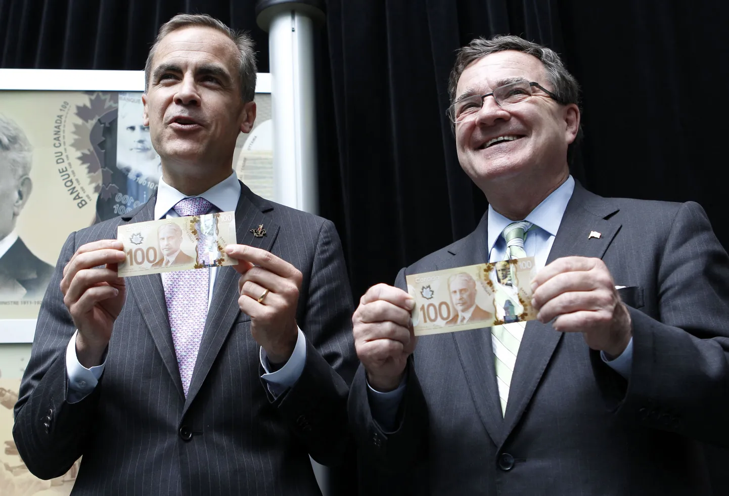 Kanada Panga juht Mark Carney (vasakul) ja Kanada rahndusminister Jim Flaherty uute rahadega. Pilt tehtud 20 juunil