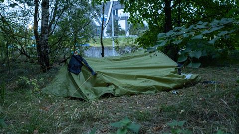 FOTOD JA VIDEO ⟩ «Olen orb, pole raha ega dokumente.» Mees elab Lasnamäe linnaosavalitsuse vastas mitmendat kuud telgis