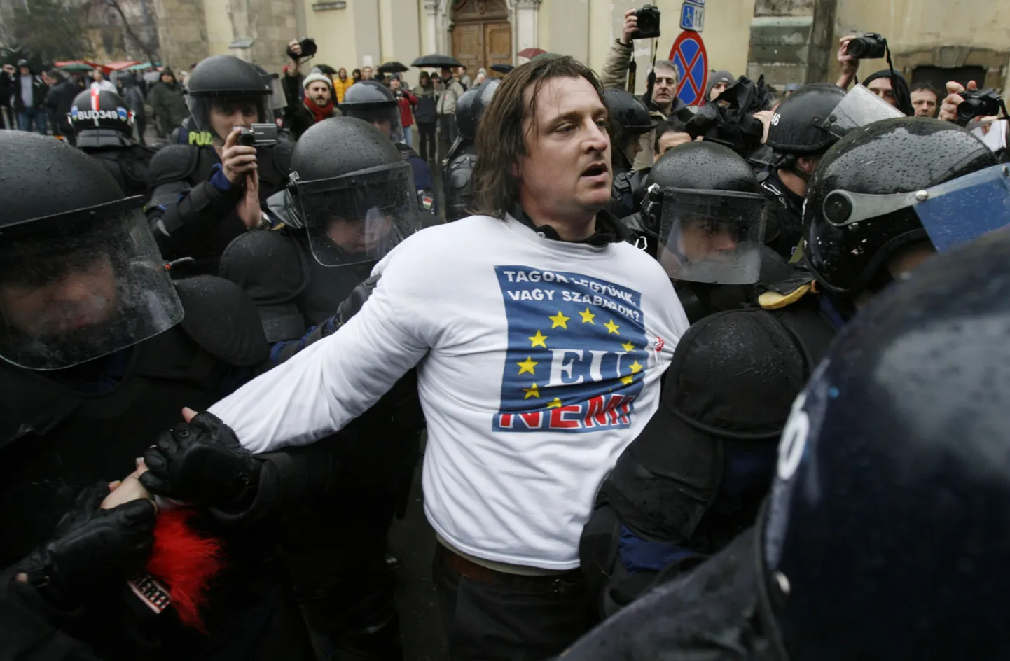 Ungari paremäärmuslane Gyorgy Budahazy meeleavaldusel, mille käigus ta arreteeriti.