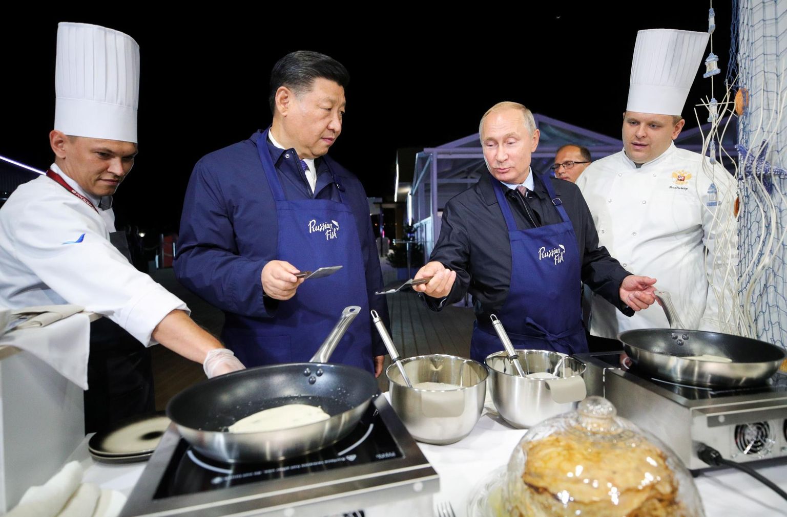 Hiina president Xi Jinping ja Venemaa president Vladimir Putin haarasid põlled ja hakkasid pannkooke küpsetama.
