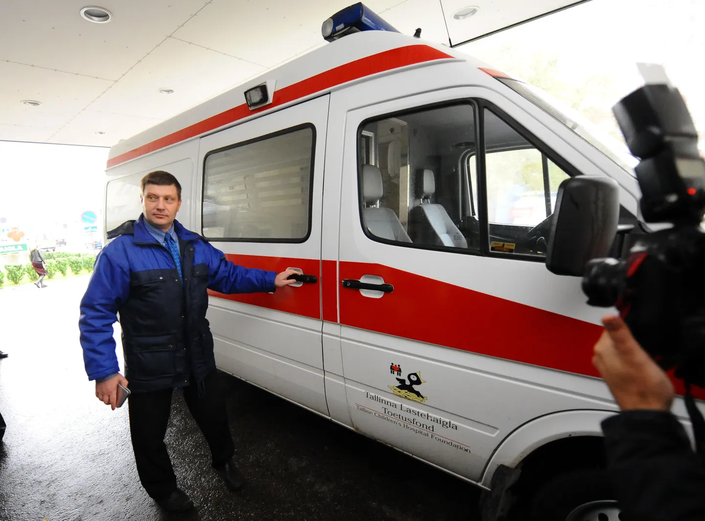 Mõne aasta eest sai Ruhnu oma kiirabiauto, mida käis pealinnas vastu võtmas vallavanem Aare Sünter.