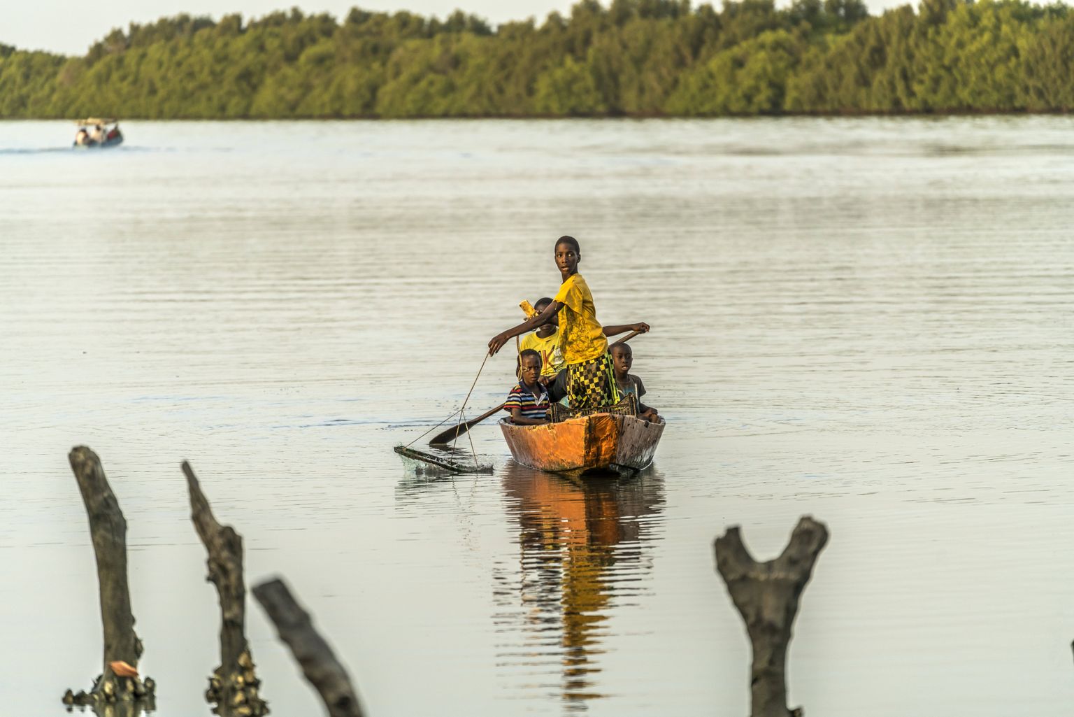 Lapsed Gambia jõel kalastamas.