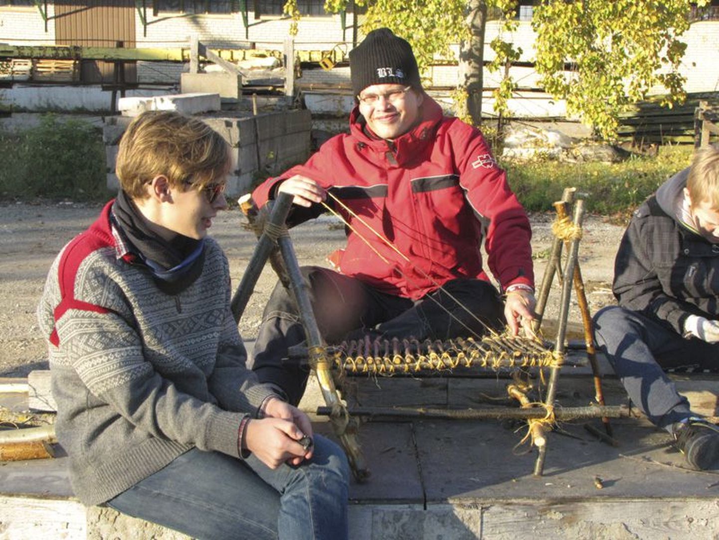 Skautlushuviline Mark Aleksander Tartust ja skaudijuht Andres Lillemägi (paremal) valmistavad lauamudelit.