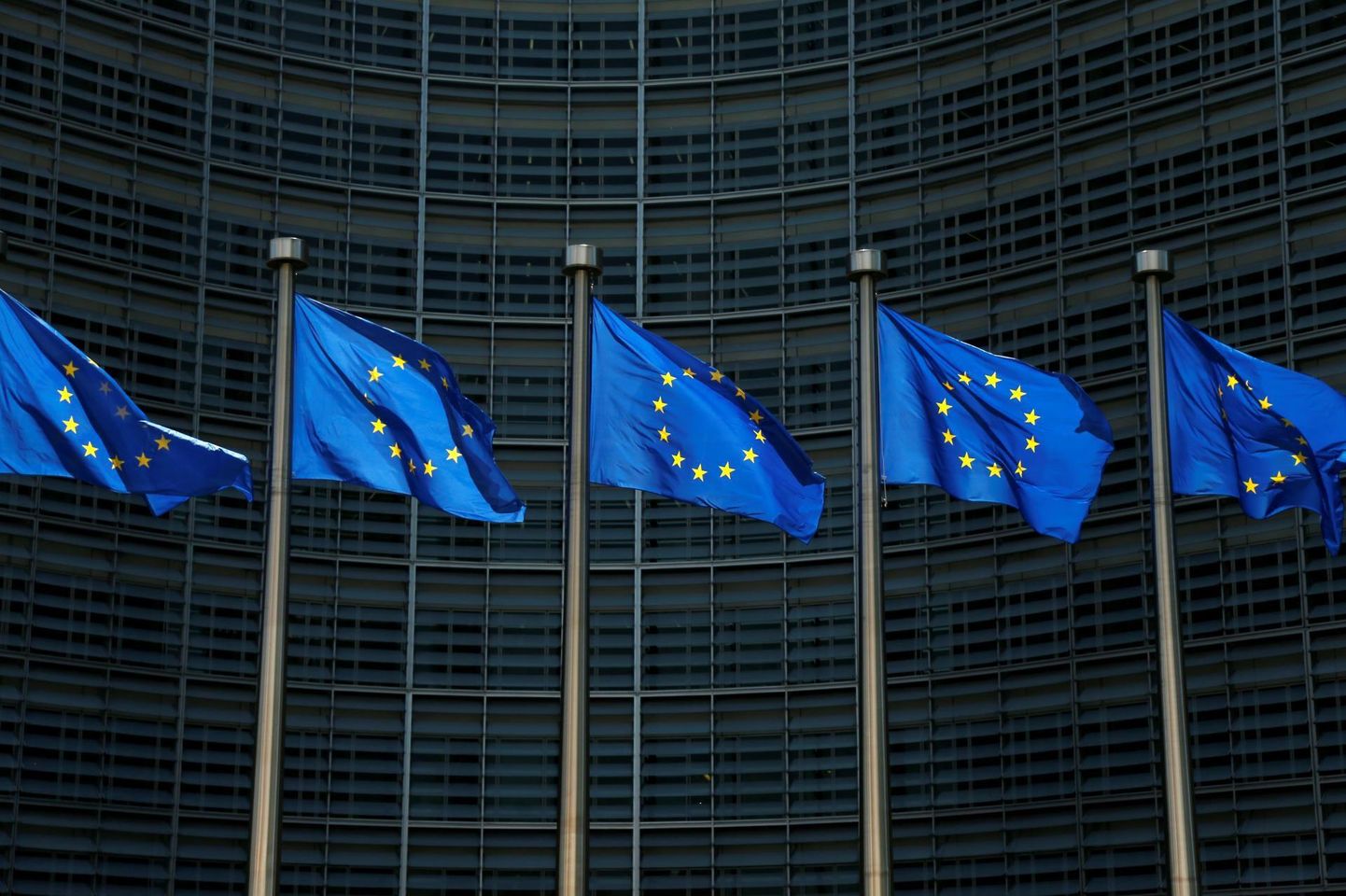 Euroopa Liidu lipud Euroopa Liidu Komisjoni hoone ees. 
