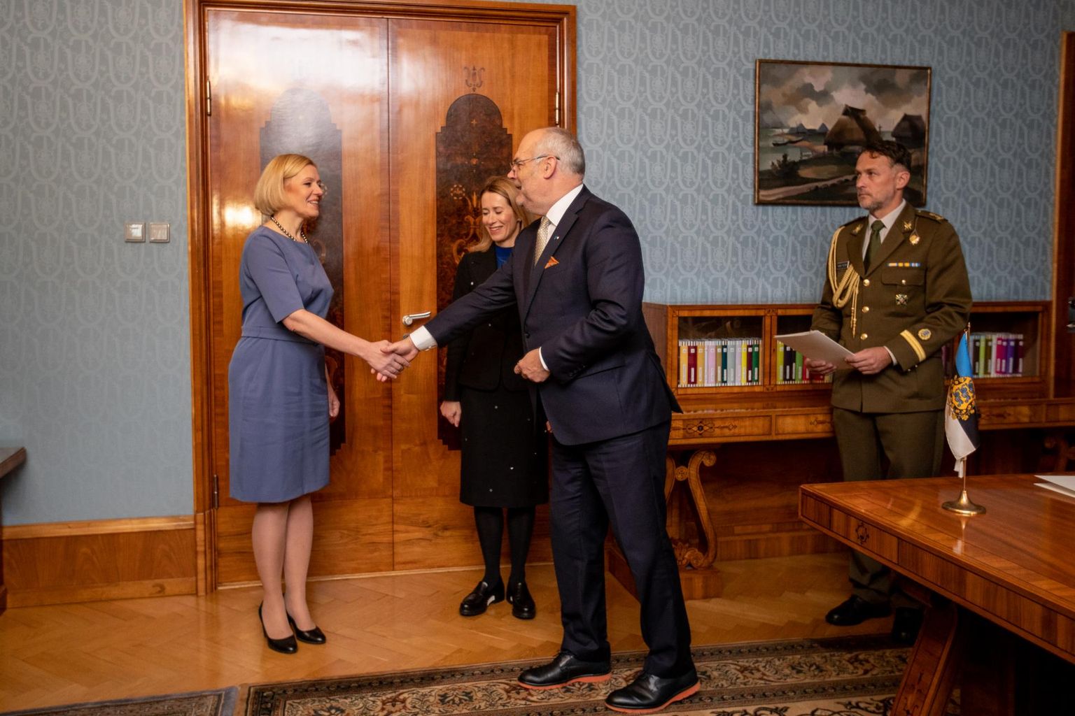 President Alar Karis nimetas Annely Akkermanni rahandusministri ametisse.